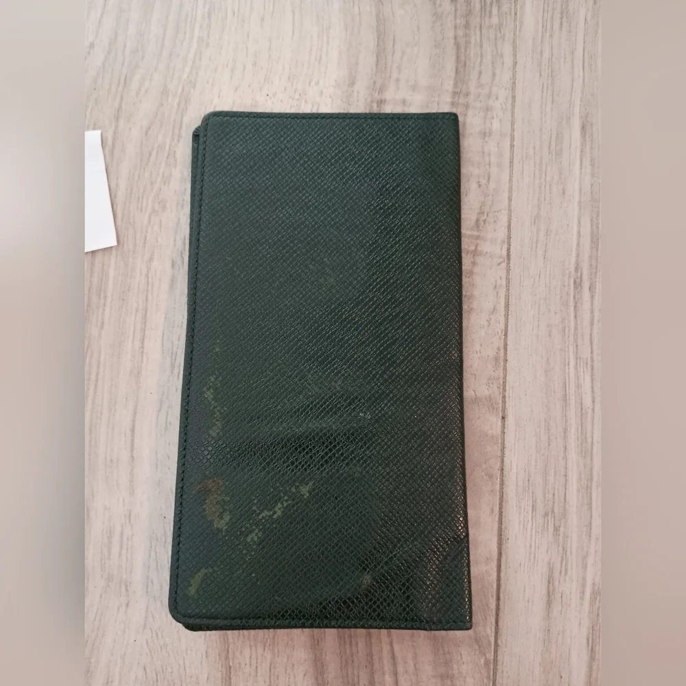 LOUIS VUITTON TAIGA BI-FOLD LONG SLIM WALLET LEATHER FOREST GREEN